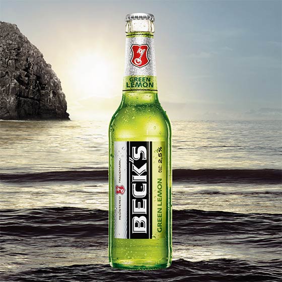 Eine Flasche BECK'S green Lemon am Strand